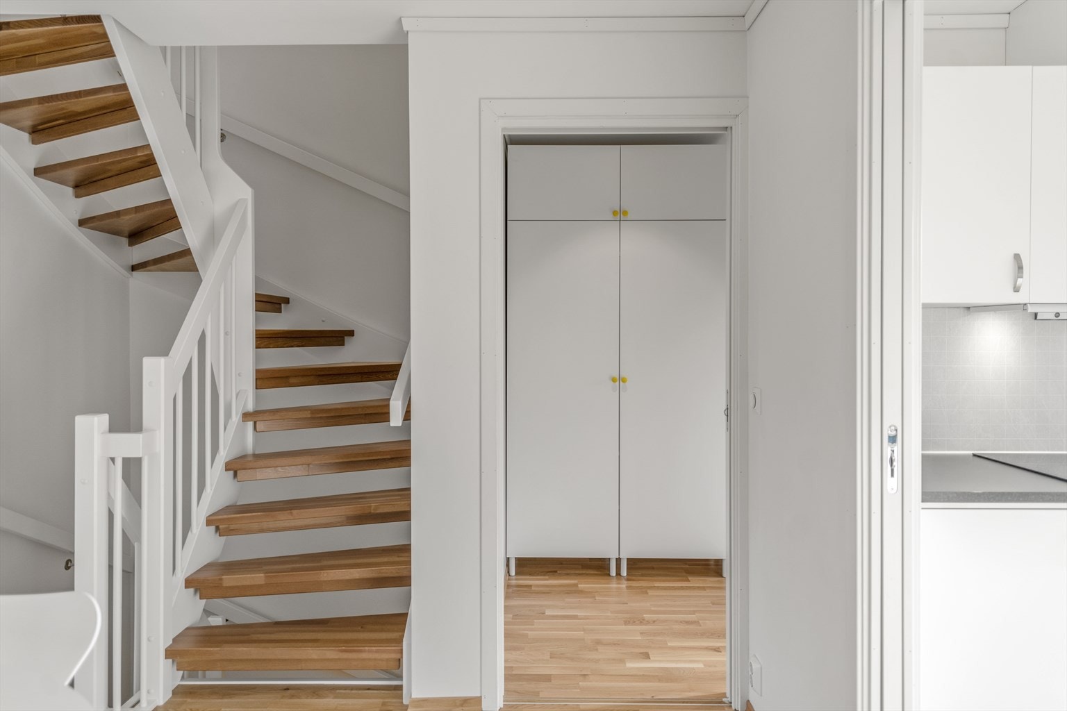 Fra entreen har du adkomst til boligens oppholdsrom. Galleribilde