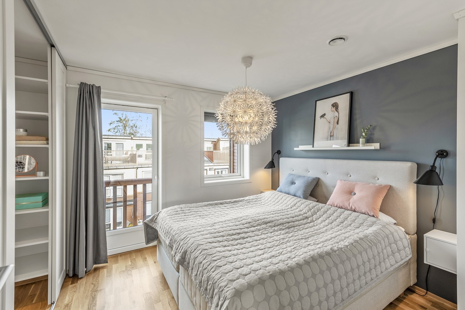 Hovedsoverommet har god plass til dobbeltseng, fransk balkong og eget walk-in-closet for oppbevaring. Galleribilde