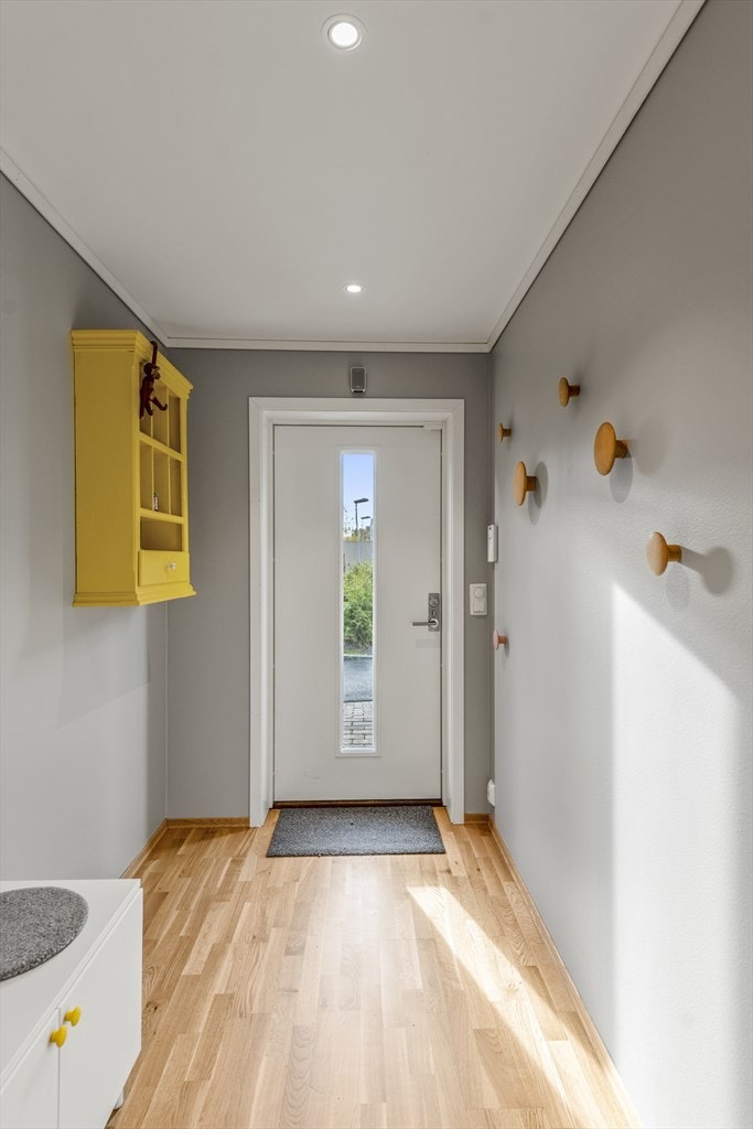 Entreen er innbydende med parkett på gulv med vannbåren gulvvarme, samt god plass for ulike oppbevaringsmuligheter. Galleribilde