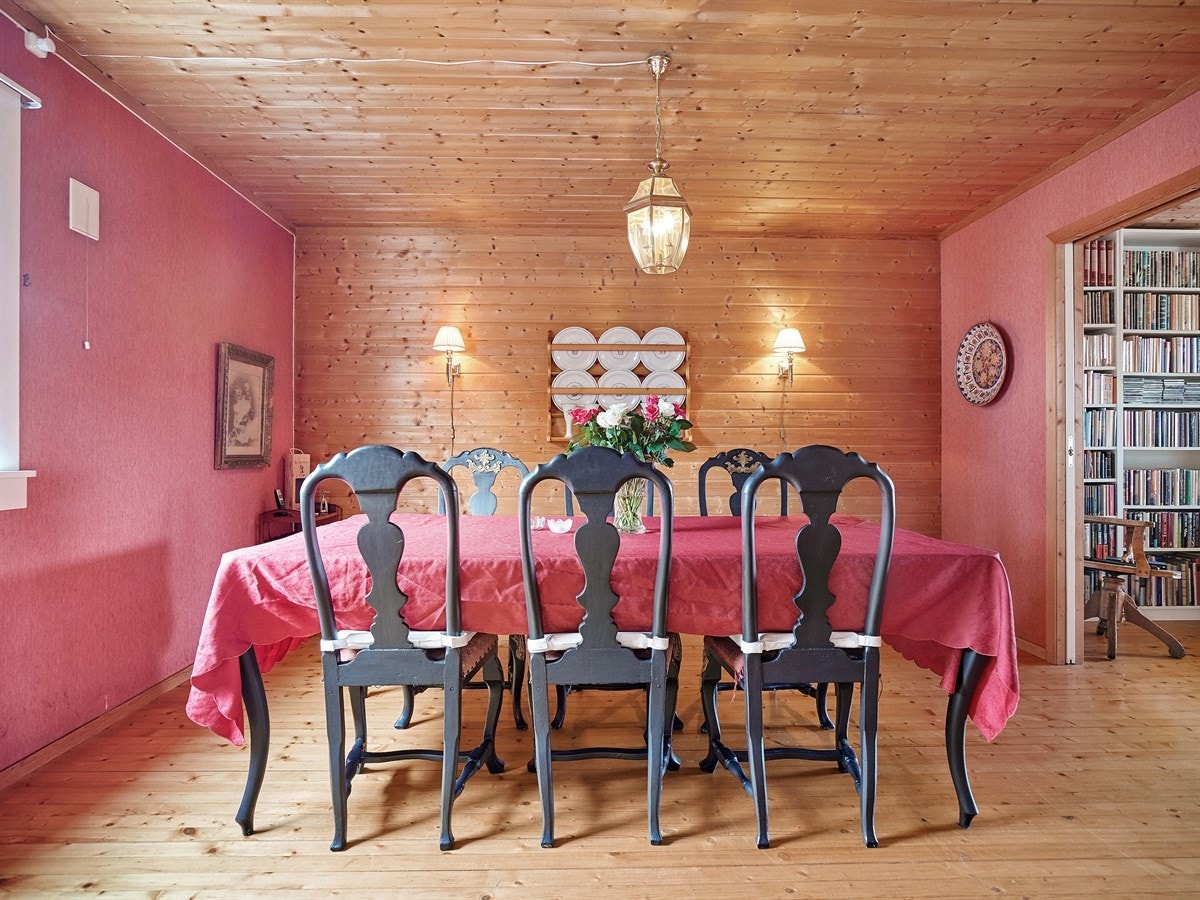 Stor spisestue mellom kjøkkenet og stuen. Galleribilde