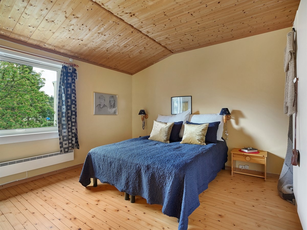 Stor soverom med god plass til dobbelt seng og garderobeskap. Galleribilde