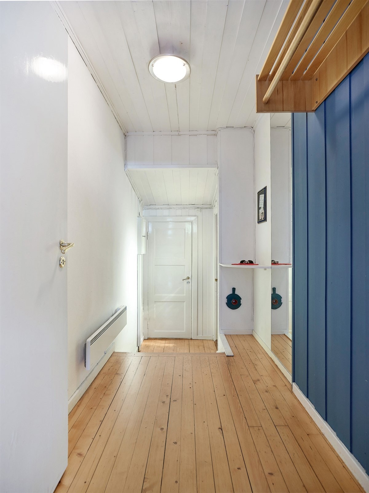 Romslig entré med adkomst til stuen. Galleribilde