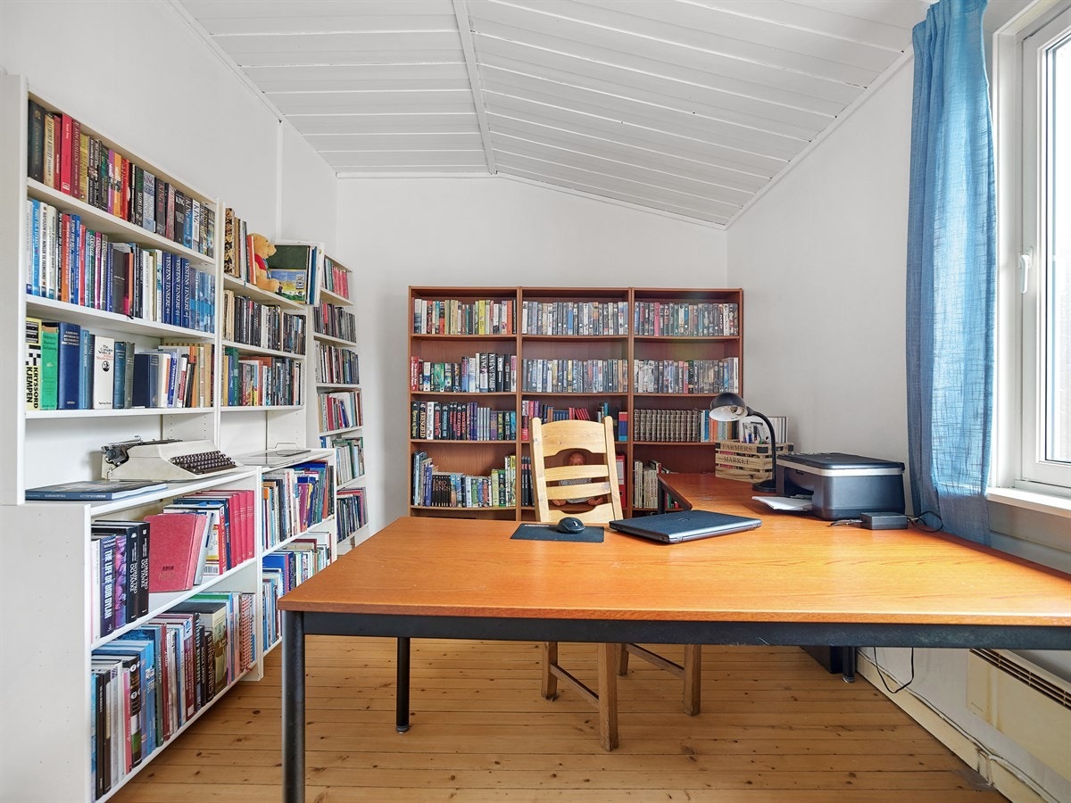 Stor soverom med god plass til dobbelt seng og garderobeskap. Galleribilde