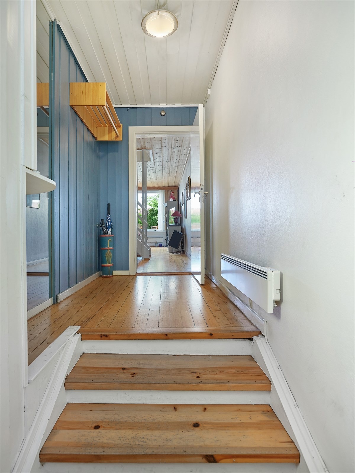Romslig entré med adkomst til stuen. Galleribilde