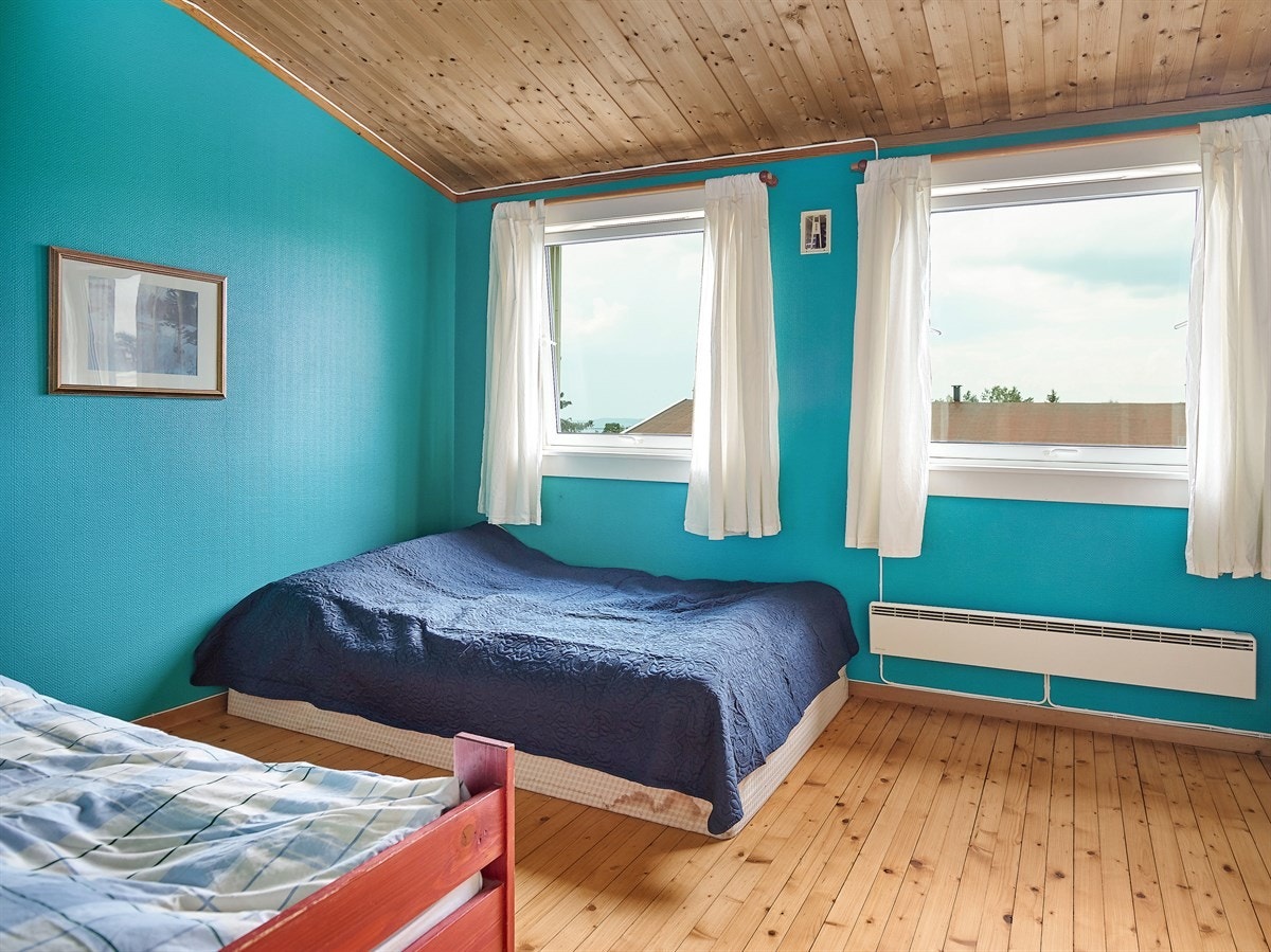 Stor soverom med god plass til dobbelt seng og garderobeskap. Galleribilde