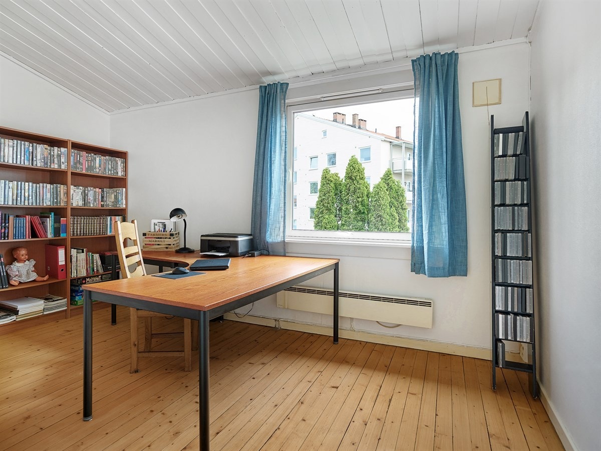 Stor soverom med god plass til dobbelt seng og garderobeskap. Galleribilde