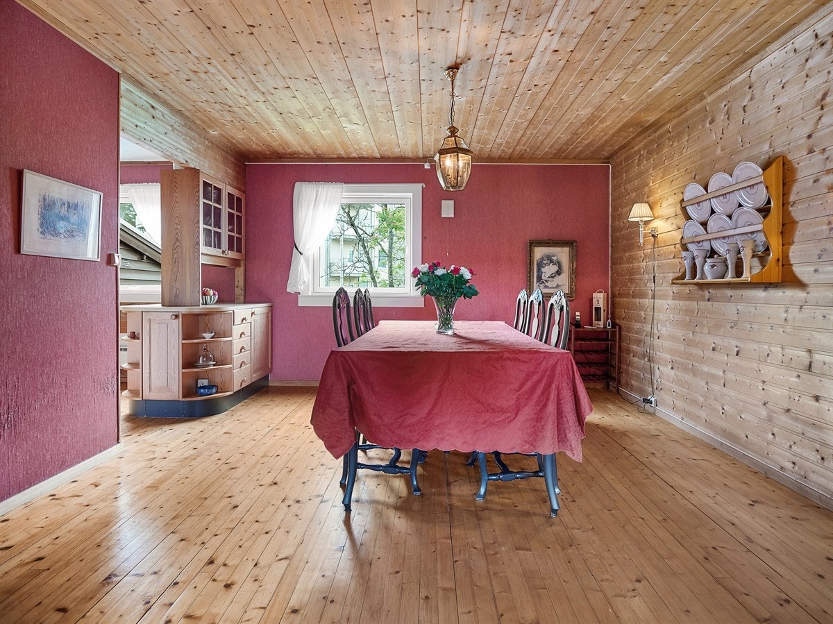 Stor spisestue mellom kjøkkenet og stuen. Galleribilde