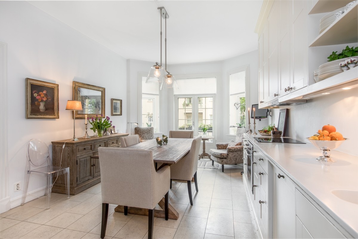 Spisekjøkken med utgang balkong Galleribilde