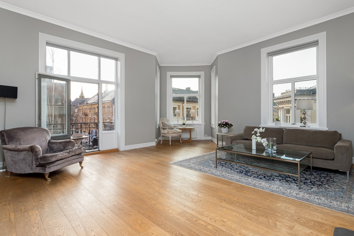 Utgang til solrik balkong Galleribilde