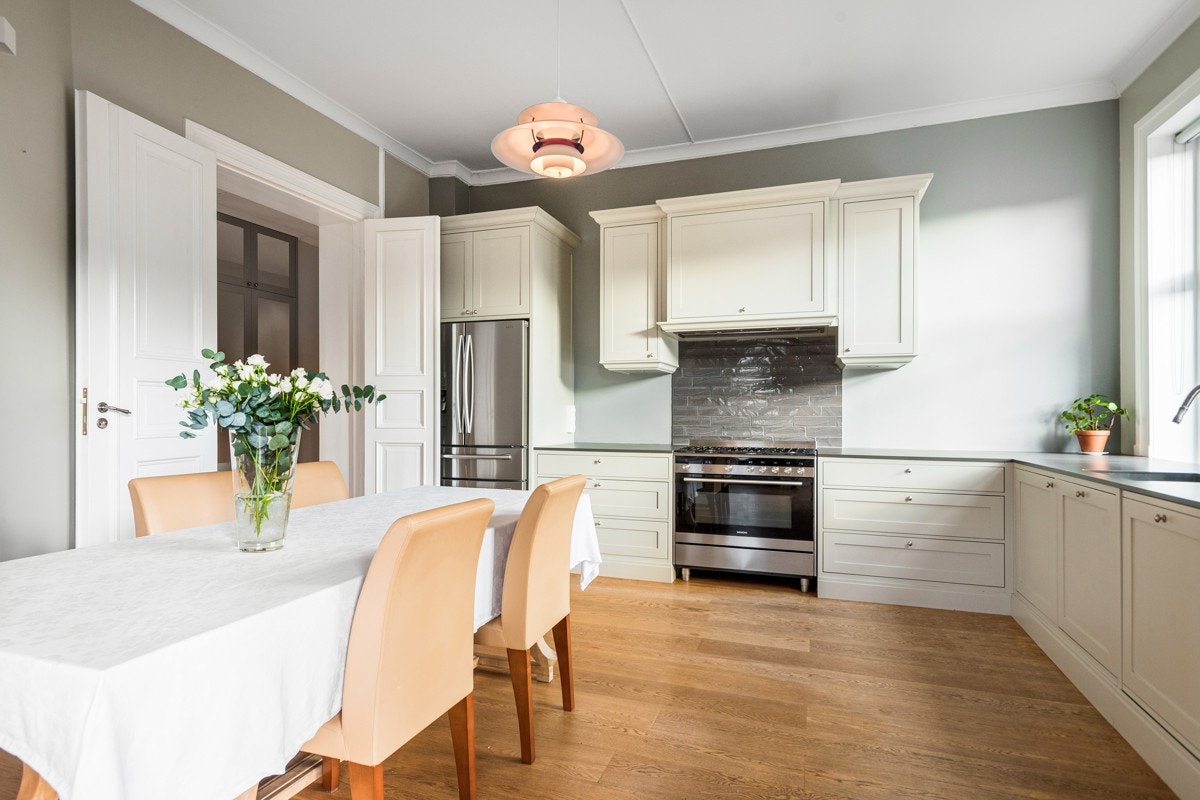 God benke og skapplass Galleribilde