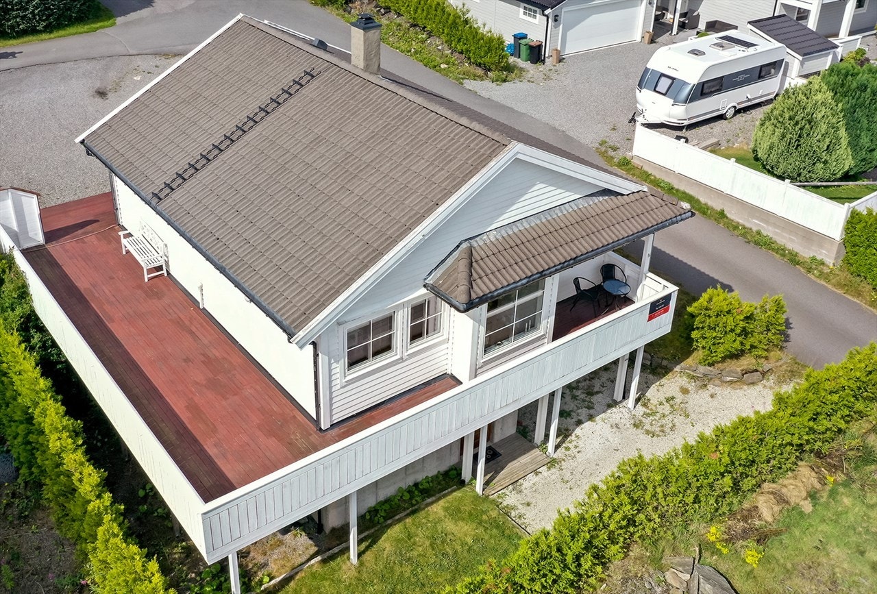 På terrassen er det gode solforhold og rom for flere sittegrupper Galleribilde