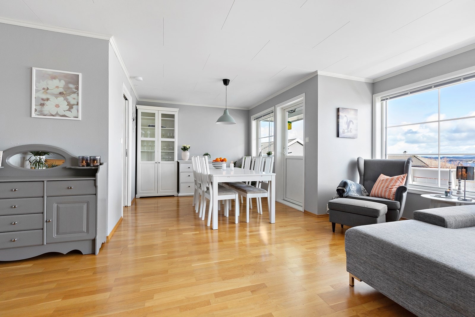 God plass til både sofa- og spisegruppe Galleribilde