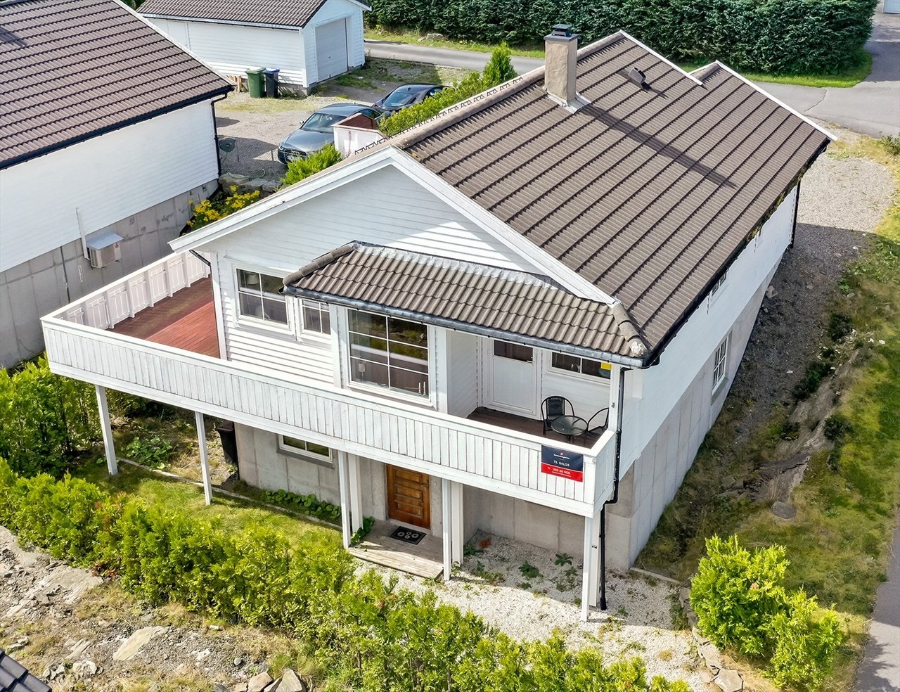 Med god boltreplass til hele familien på terrassen, er dette et yndet sted å tilbringe fine sommerdager Galleribilde