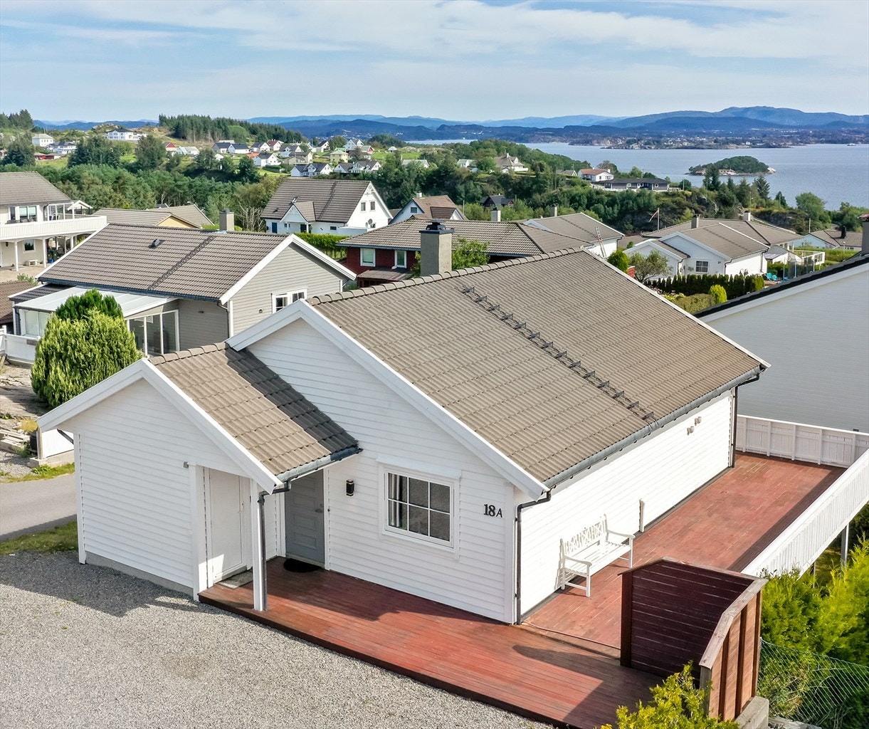 Velholdt og innholdsrik enebolig med familievennlig planløsning, fin sjøutsikt og en romslig terrasse Galleribilde