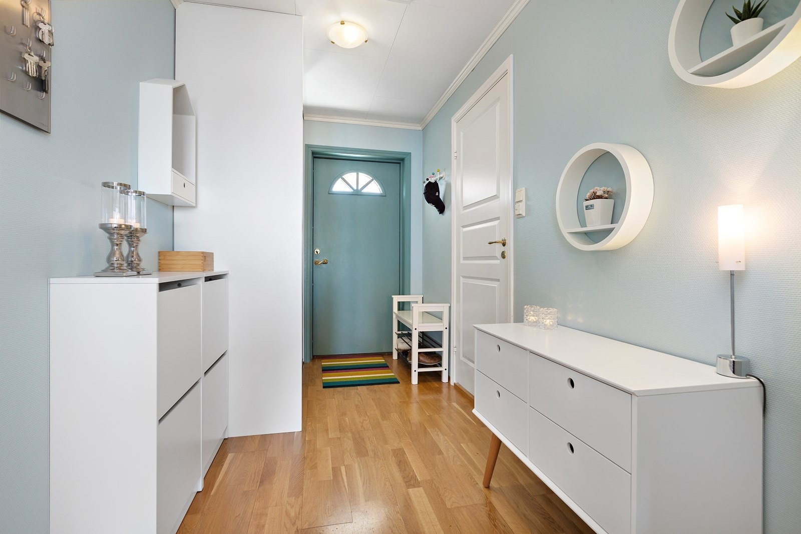 Velkommen inn! Entré med skyvedørsgarderobe. God plass til sko og yttertøy Galleribilde