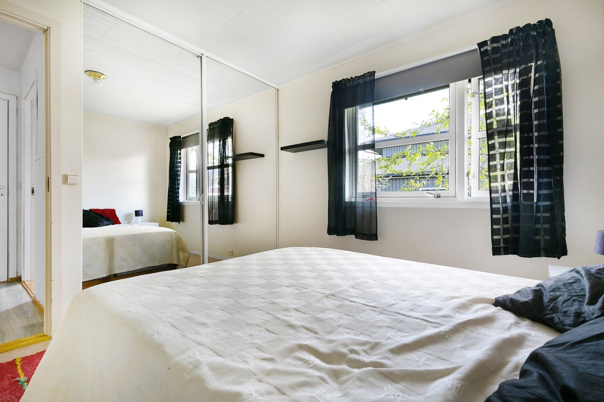 Speilgarderobe med masse lagringsmuligheter i hovedsoverom