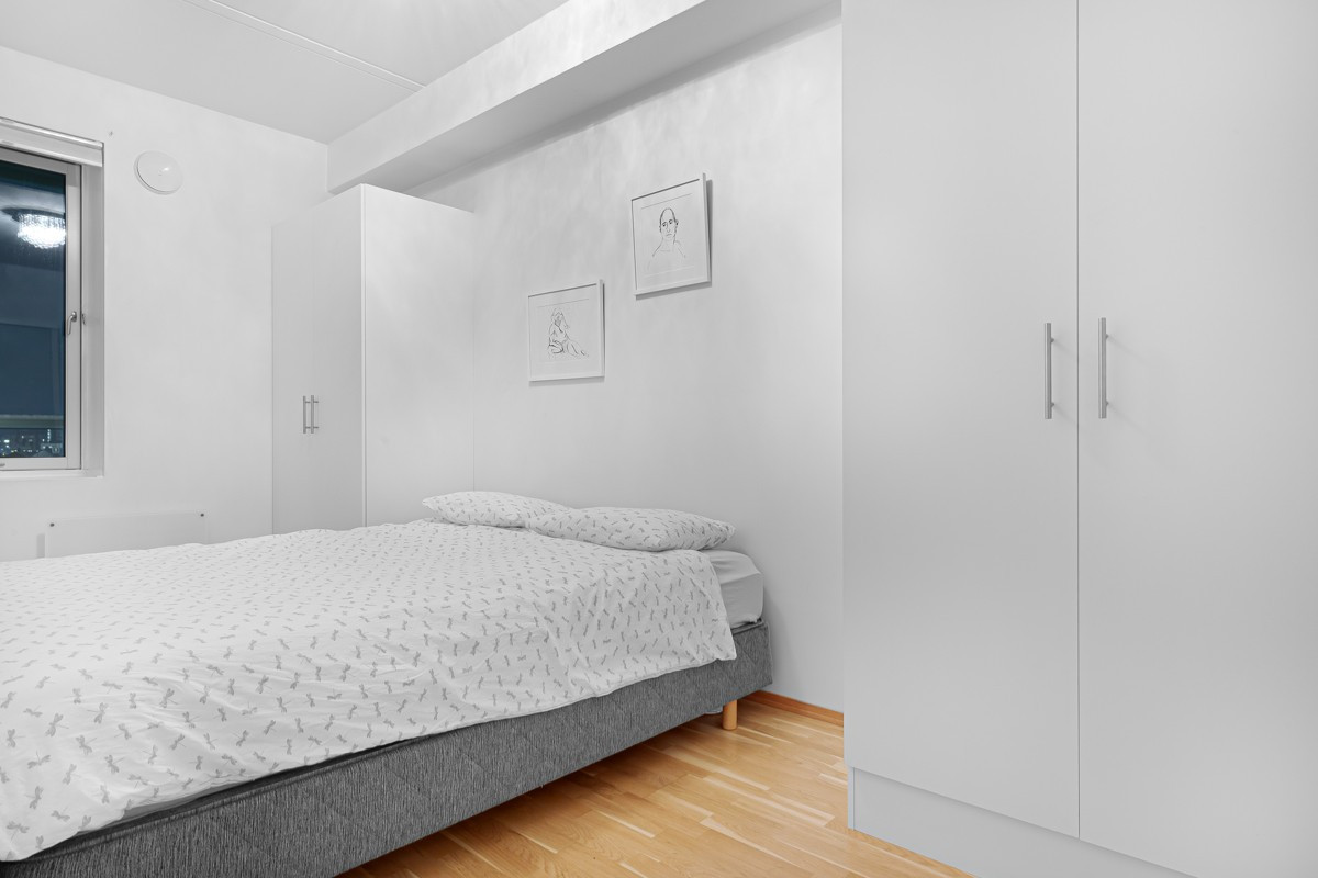 Stort og romslig soverom med 2 skyvedører for praktisk adkomst fra begge sider av sengen