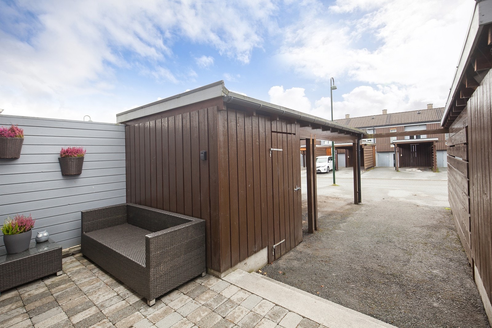 Inngangsparti - Parkering i carport og gårdsrom. Plass til totalt 3 biler Galleribilde