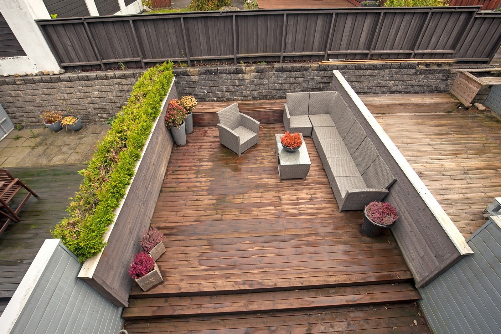 Terrassen fikk nye bord og rekkverk mot naboene i 2015 Galleribilde