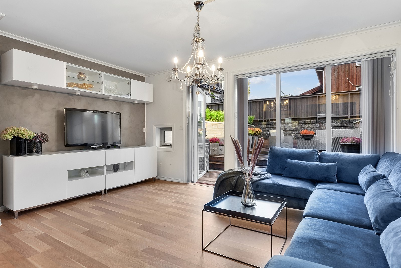 Romslig og lys stue med utgang til stor og solrik terrasse Galleribilde