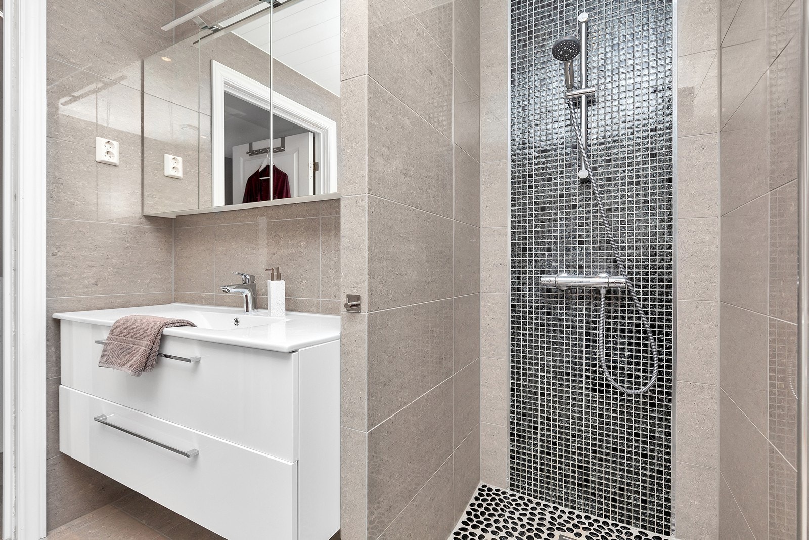 Flott dusj med masasjestener på gulv Galleribilde