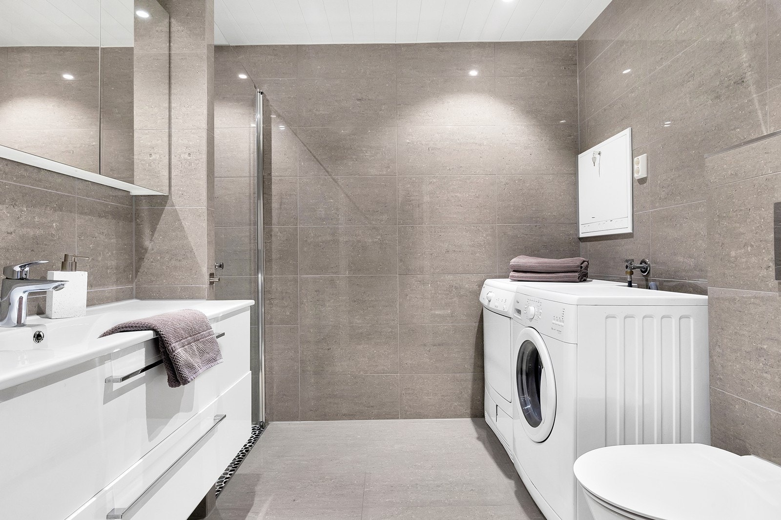 Nydelig helfliset bad oppusset i 2018. Innredet med flotte fliser på gulv og vegg Galleribilde