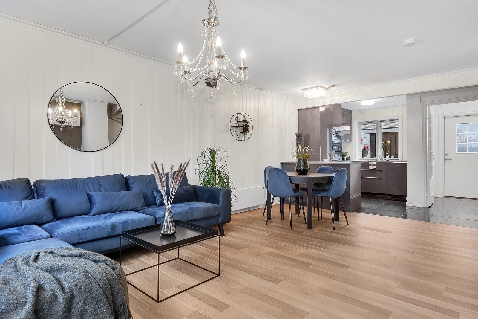 Leiligheten har en god planløsning i første etg med åpen løsning mellom stue og kjøkken Galleribilde