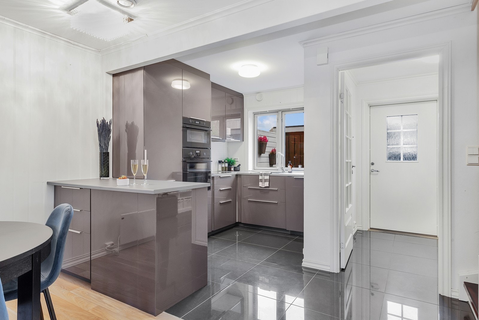 Nydelig flislagt gulv fra gang inn til kjøkken med varmekabler i gulv, nytt i 2015 Galleribilde