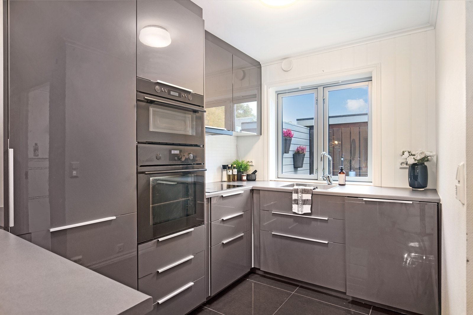 Lekkert kjøkken fra 2015 med halvøy. Integrerte hvitevarer medfølger salget Galleribilde