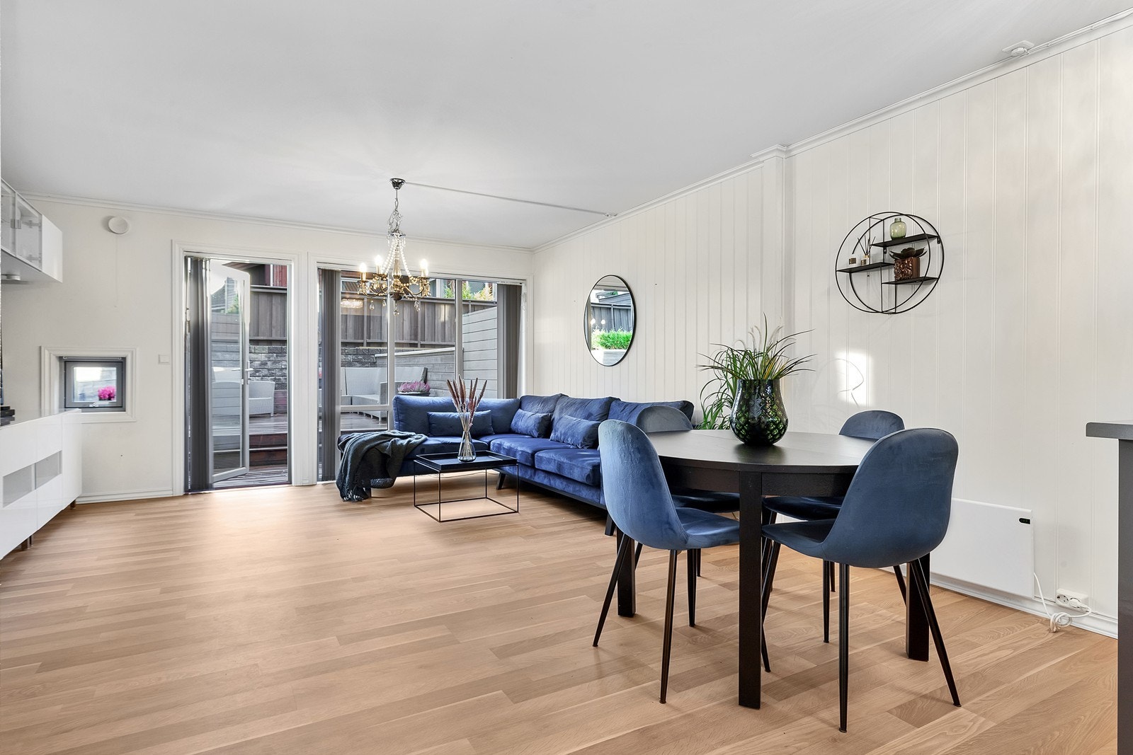 Nye panelplater med isolering mot nabo på høyre side Galleribilde