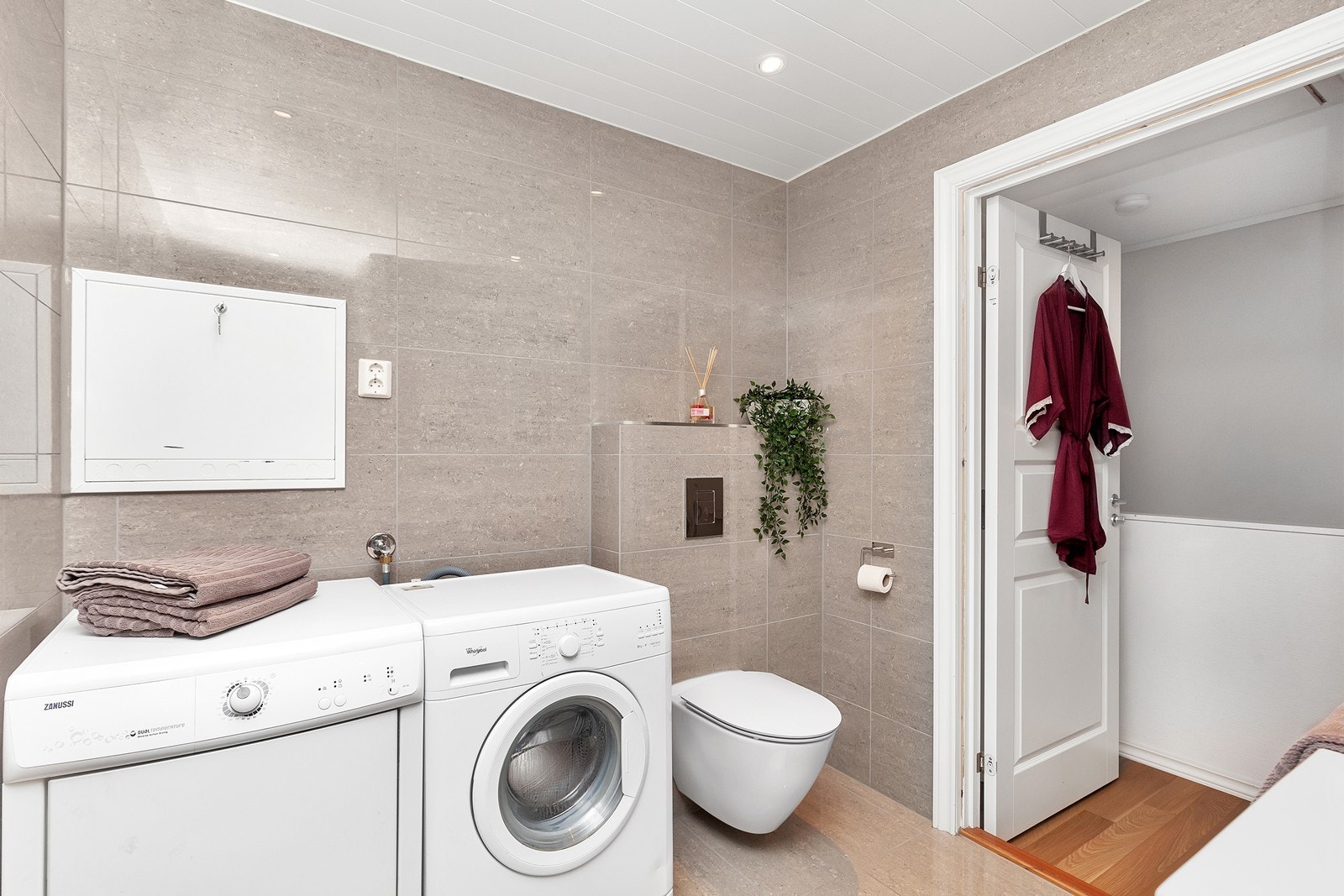 Her har du spotter i tak, varme i gulv og opplegg for vaskemaskin og tørketrommel Galleribilde