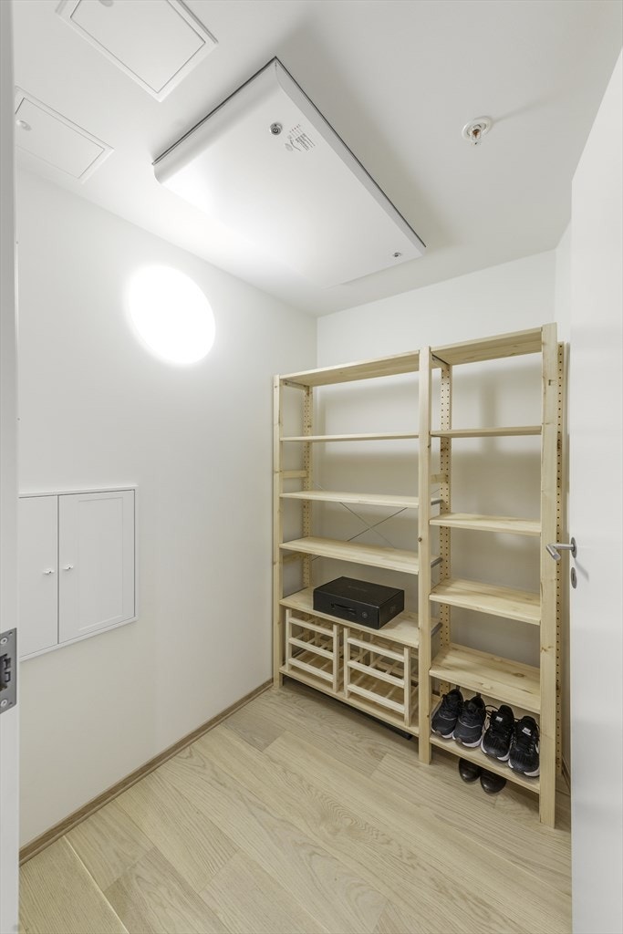Praktisk og romslig bod med inngang fra entrè Galleribilde