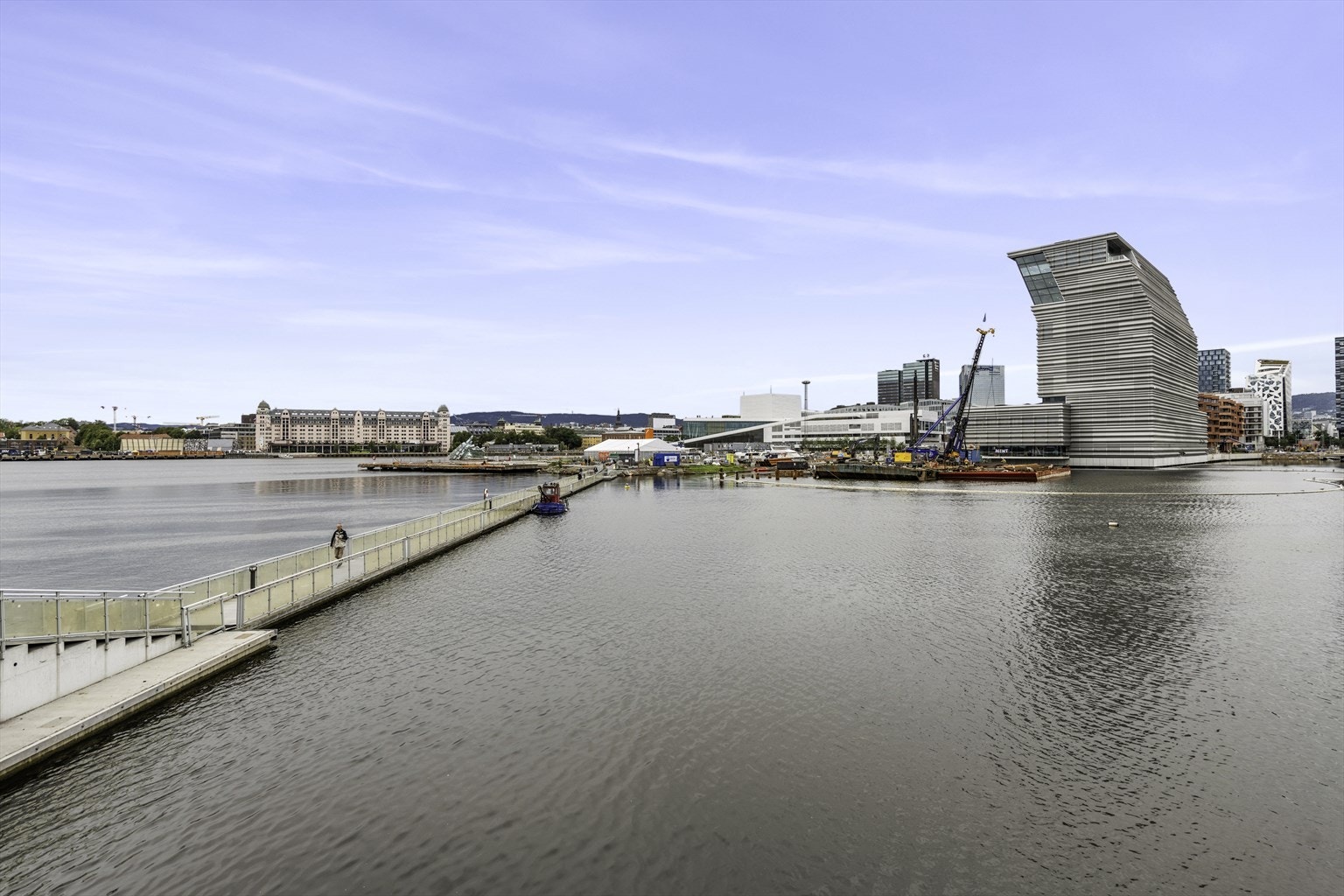 Gå en tur til andre siden på den hyggelige gangbroen.. Galleribilde