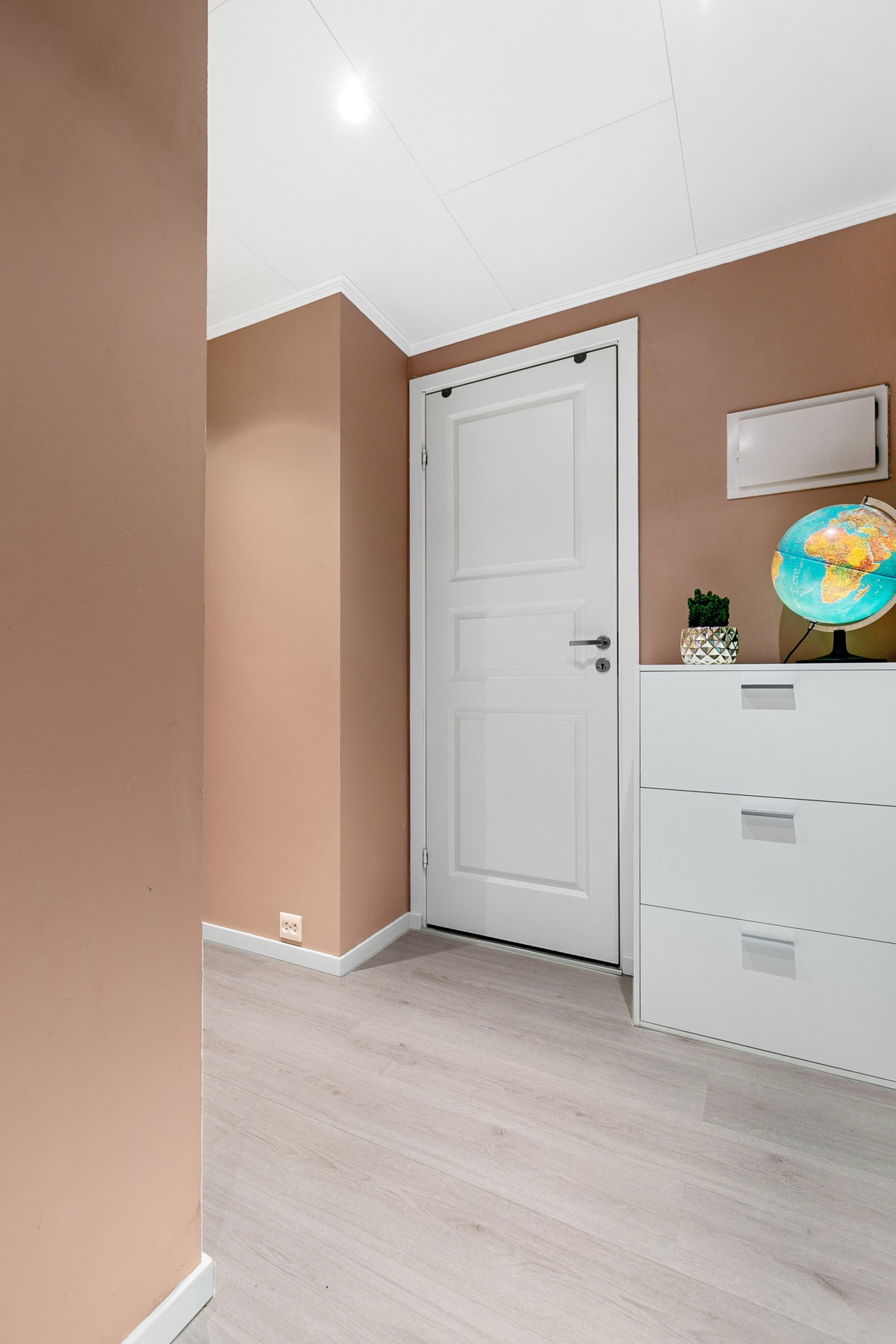 Entre med himling med downlights (installert 2019)