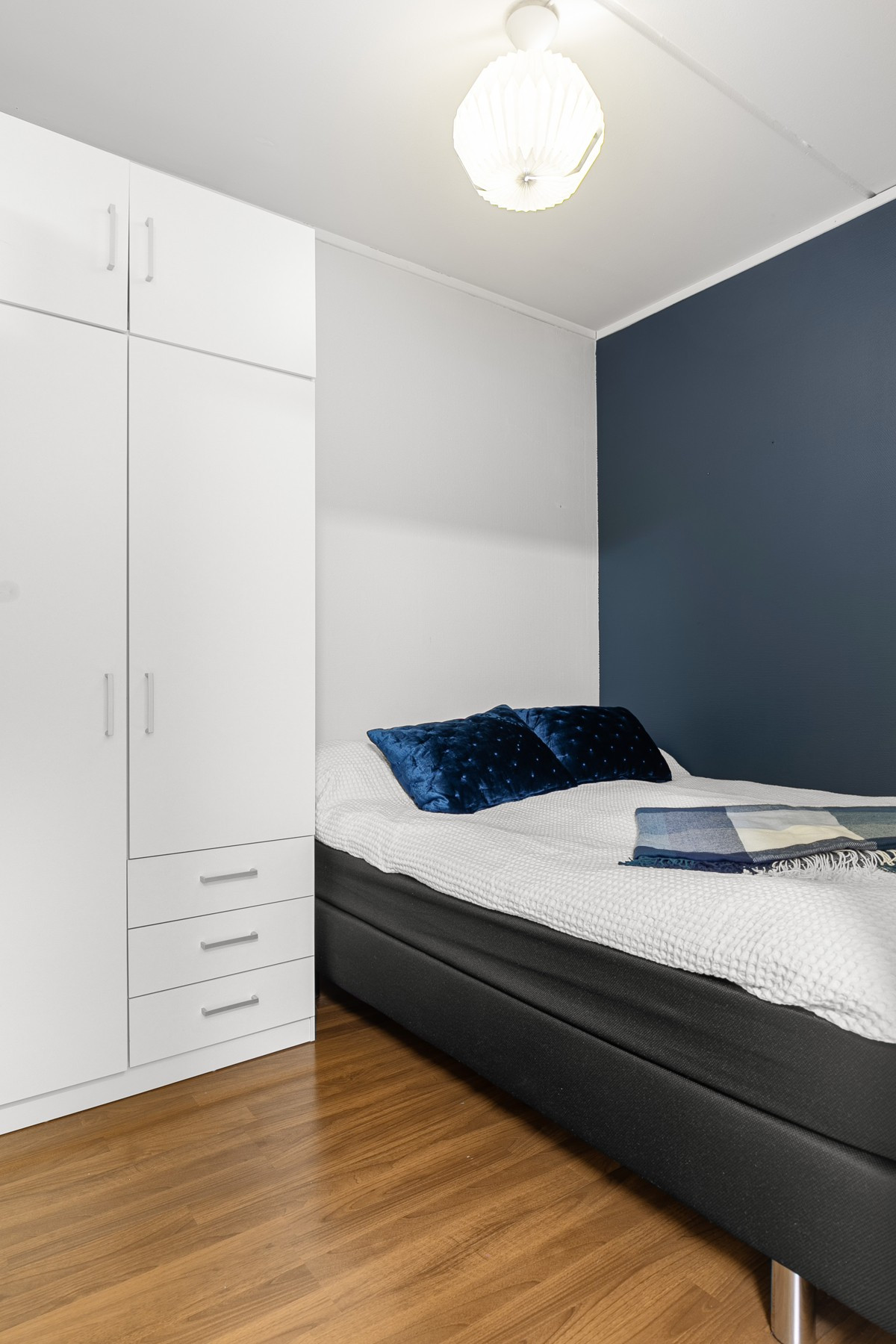 God plass til stor seng og garderobe