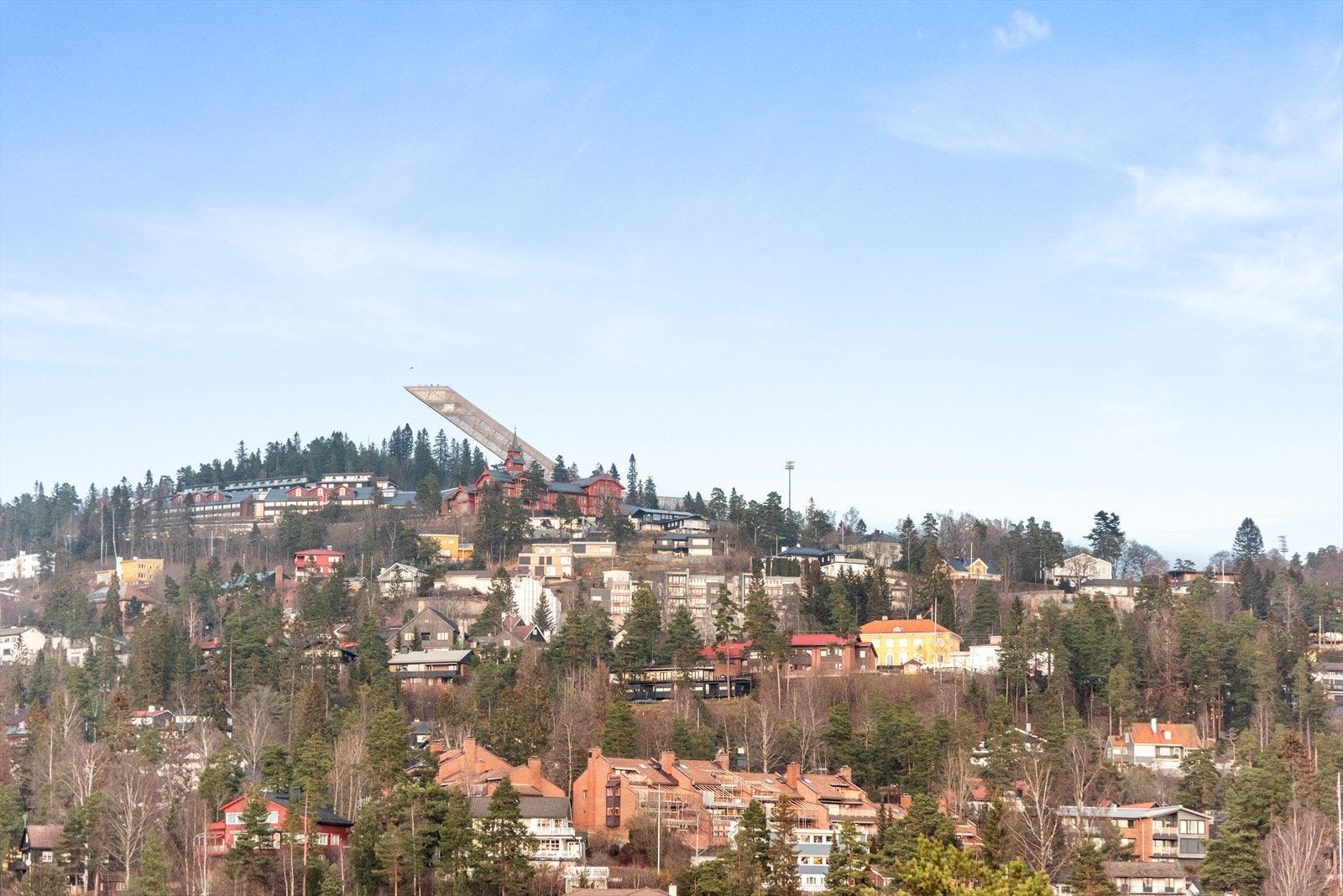 Flott utsikt fra kjøkkenet mot Holmenkollåsen og hoppbakken. Galleribilde