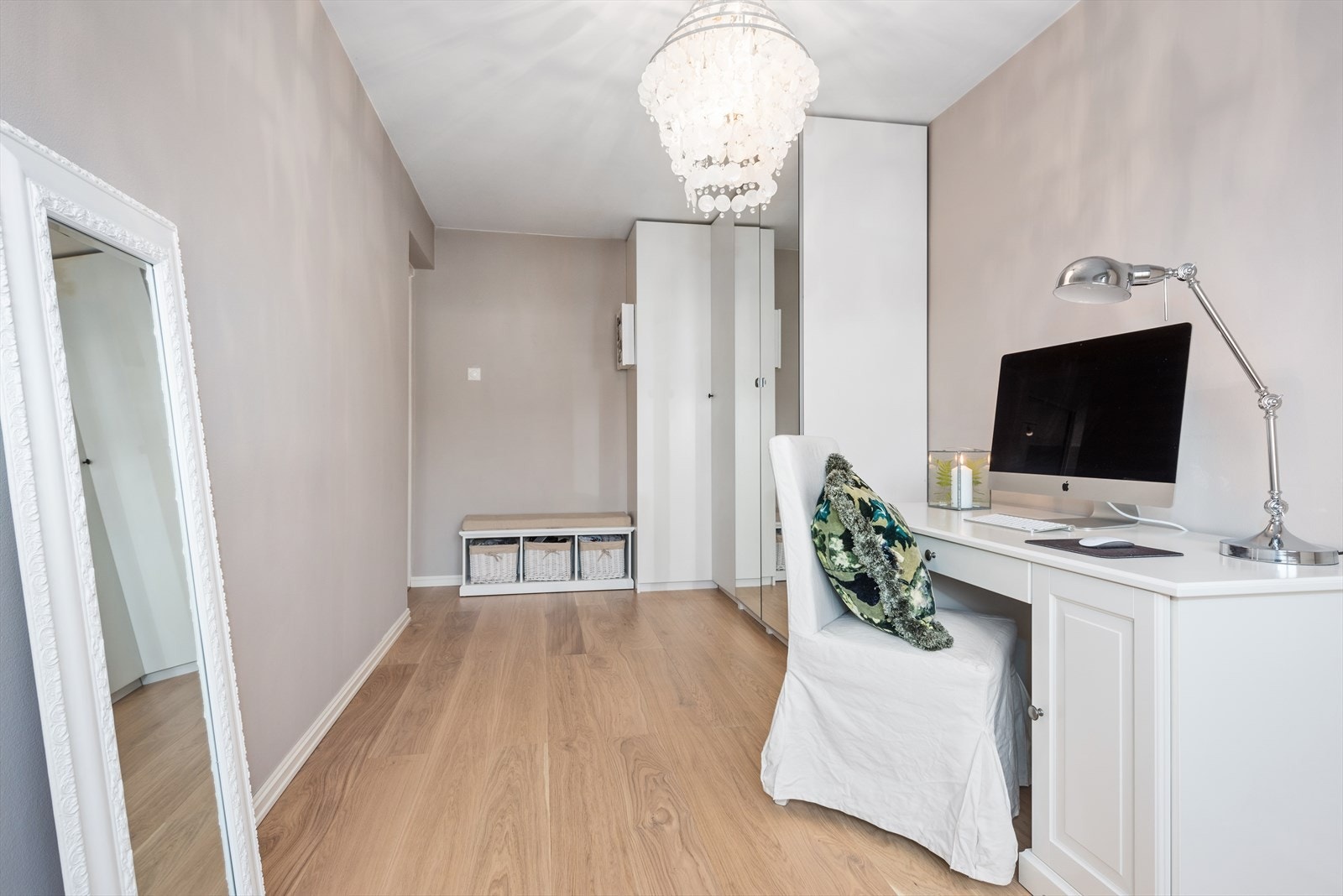 Soverom 1 har stort hjørnegarderobeskap. Galleribilde