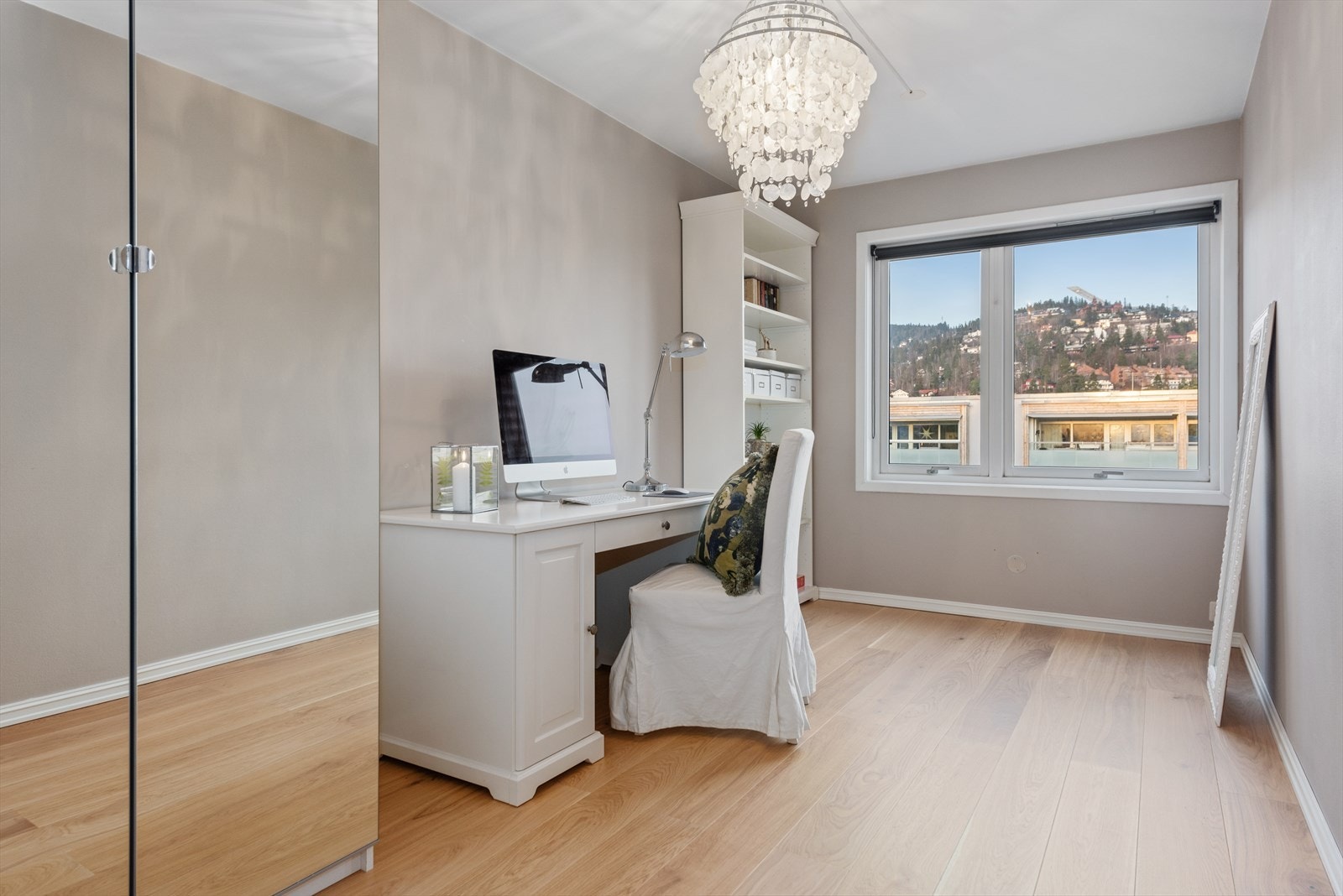 Soverom 1: Romslig soverom med 1-stavs parkettgulv og malte tak- og veggflater. Utsikt mot Holmenkollåsen! Galleribilde