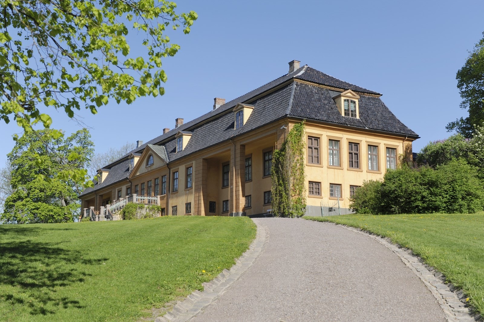 Legg søndagsturen via Mærradalen og opp til flotte Bogstad gård. Galleribilde