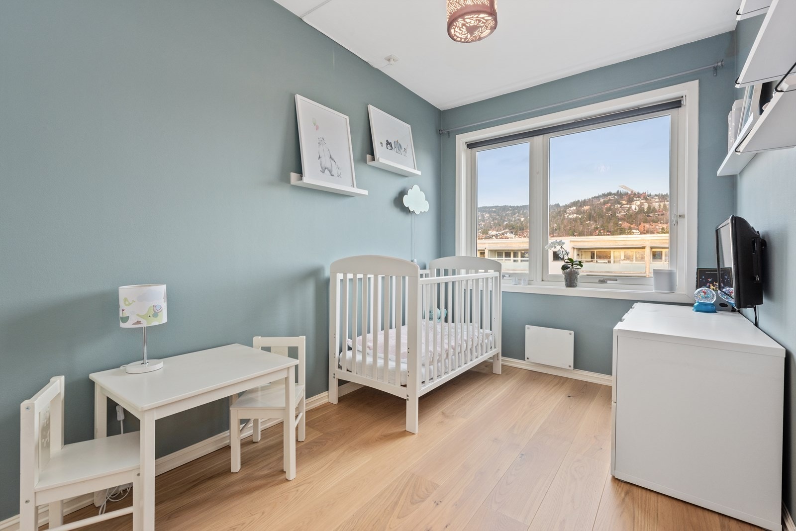 Soverom 2: Flott 1-stavs parkettgulv og behagelig veggfarge. Utsikt mot Holmenkollåsen! Galleribilde