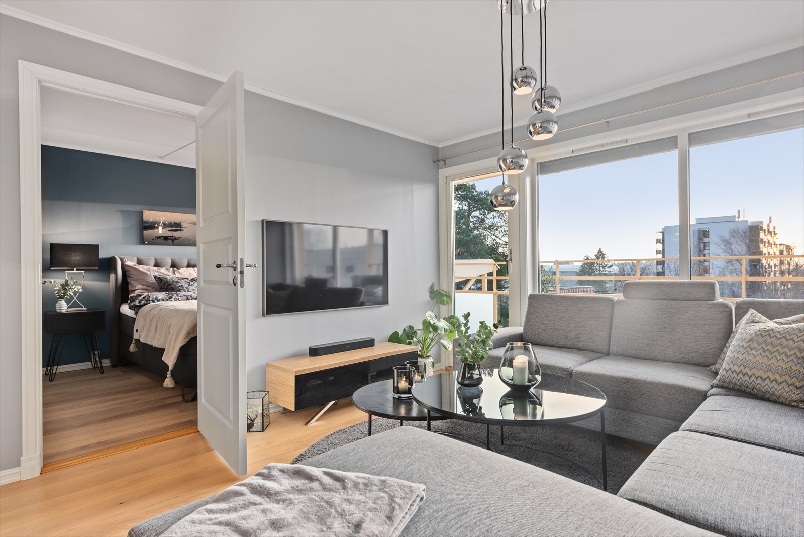 Fra stuen er det utgang til solrik sydvestvendt balkong på ca. 11 m2. Galleribilde