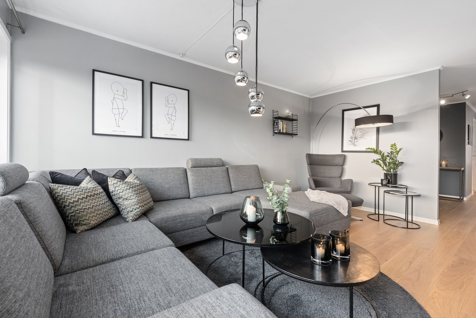 God plass til sofaseksjon og øvrig møblement. Galleribilde