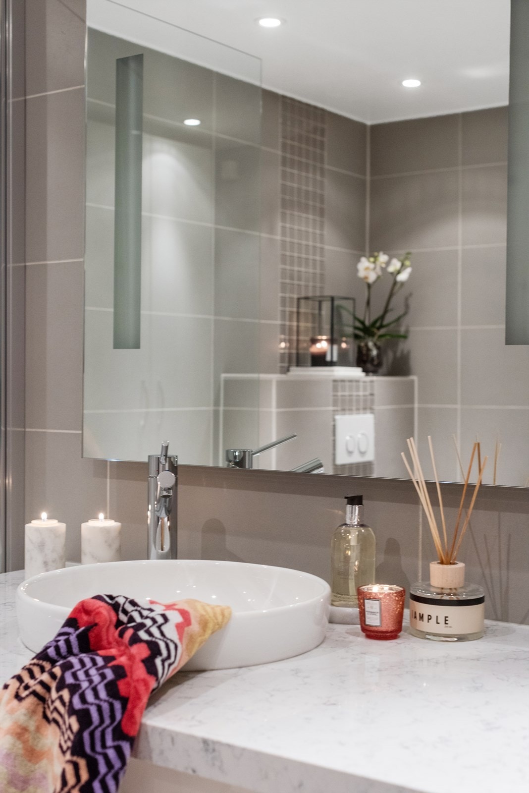 Toppmontert servant på kvalitetsbenkeplate i stein. Veggmontert speil. Galleribilde