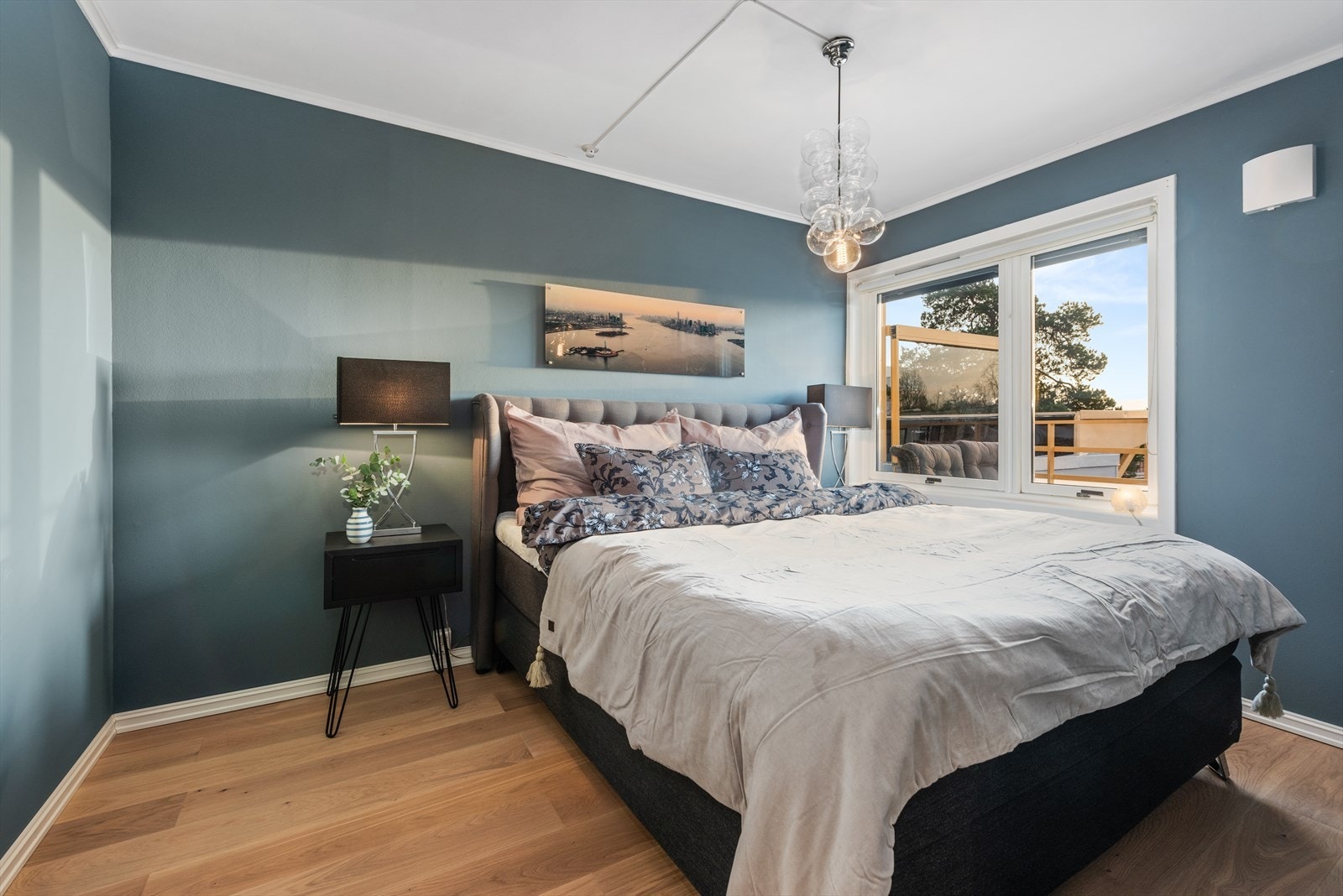 Soverom 3: Romslig hovedsoverom med god plass til dobbeltseng med tilhørende nattbord. 1-stavs parkettgulv og vegger i en innbydende og behagelig blåfarge. Galleribilde