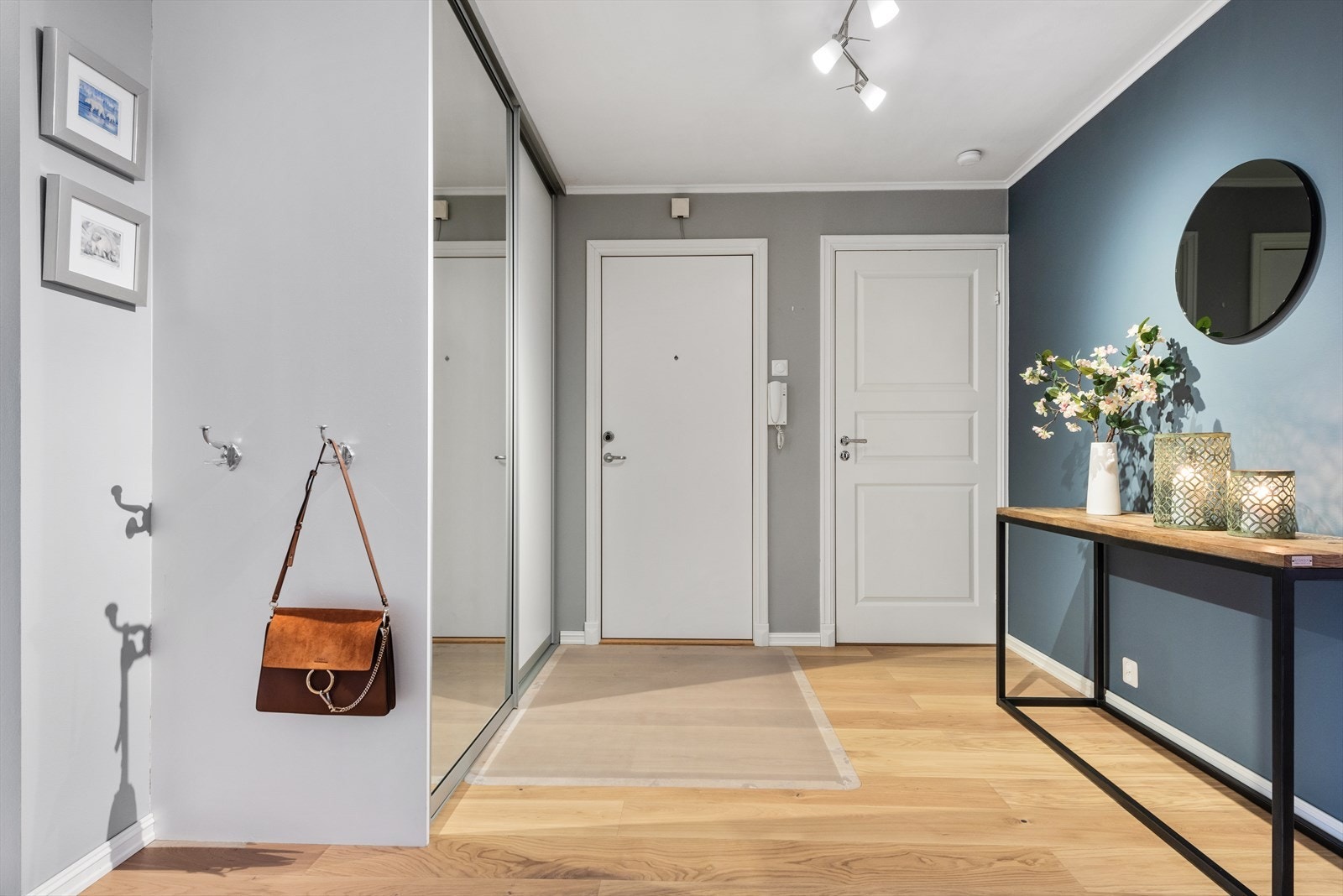 Skyvedørsgarderobe med speilfronter: God plass til ytterklær og sko. Galleribilde