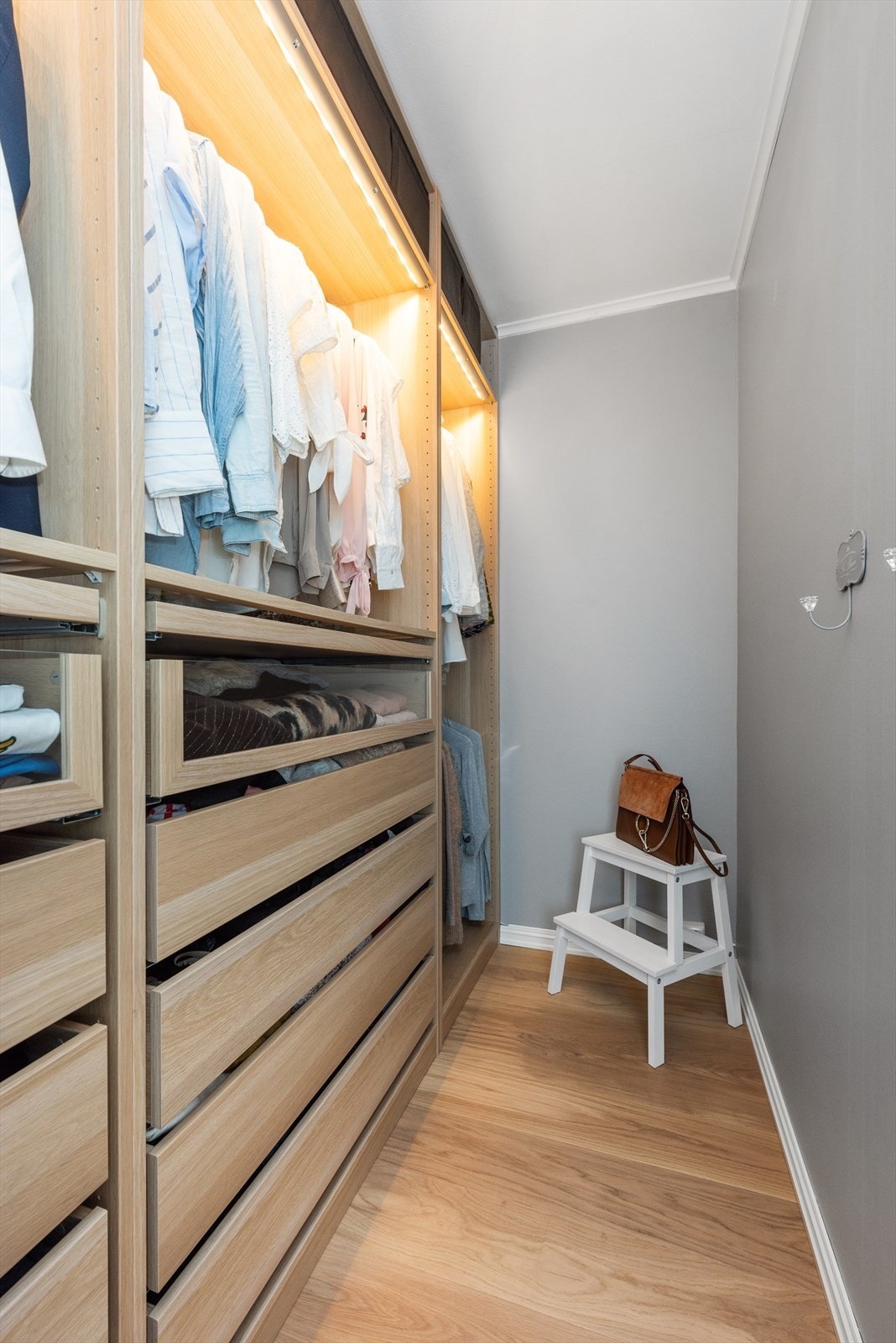 Praktisk og flott walk-in-closet tilknyttet hovedsoverommet. Inventar fra 2018. Galleribilde