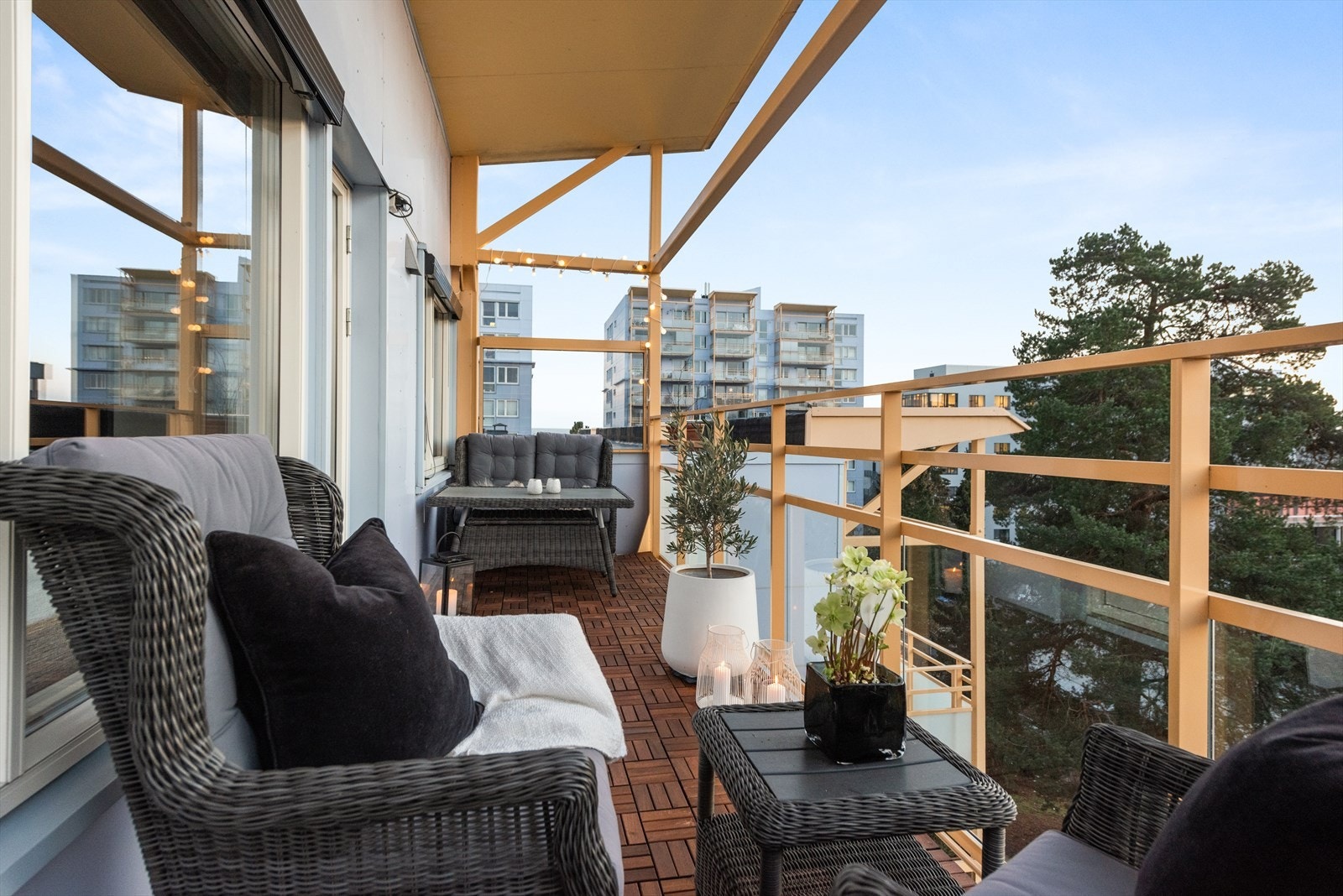 Solrik sydvestvendt balkong på ca. 11 m2. God plass til utemøbler og grill! Galleribilde