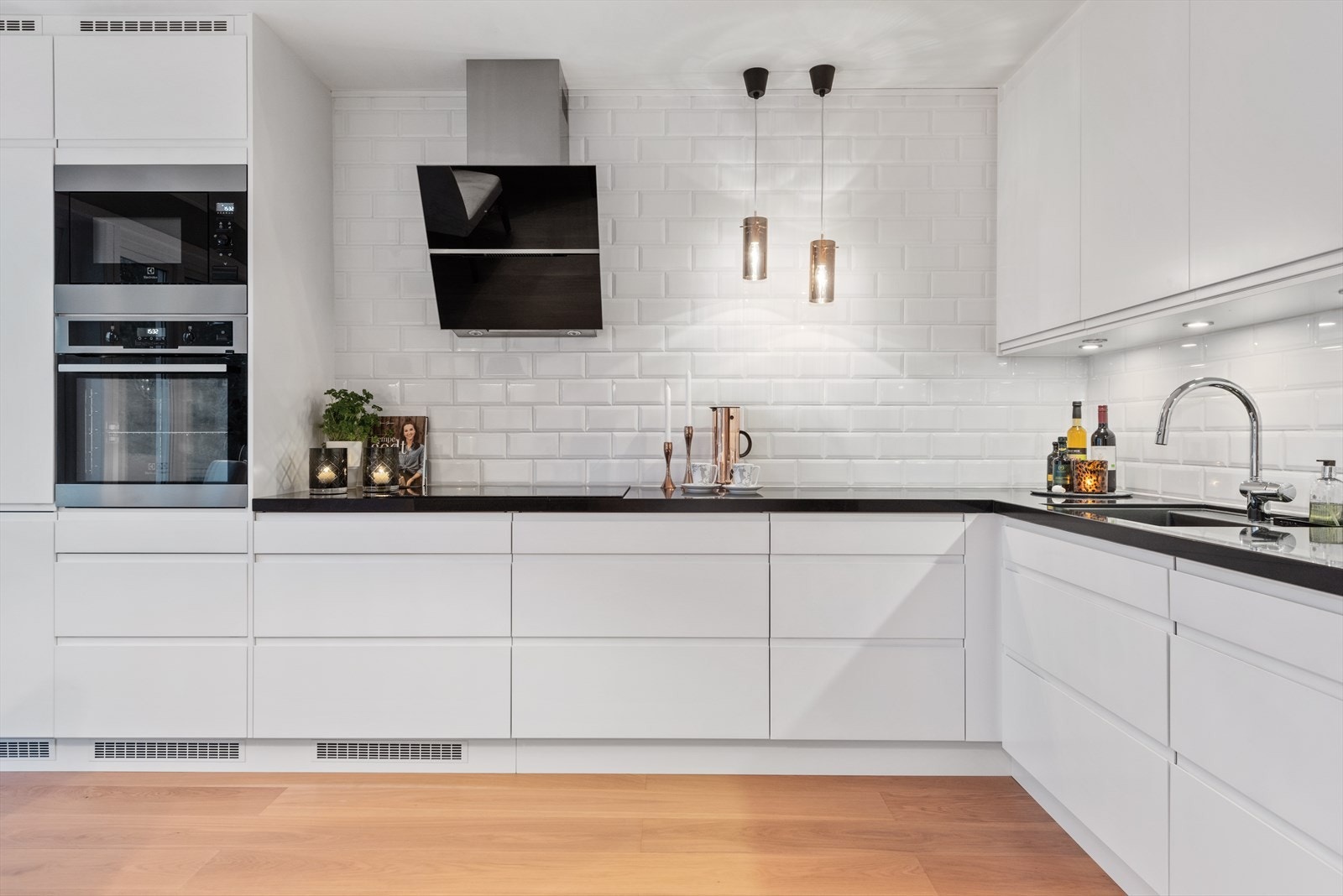 Lekkert kjøkken fra Epoq montert i 2017. Integrerte hvitevarer som følger og kvalitetsbenkeplate av stein. Galleribilde