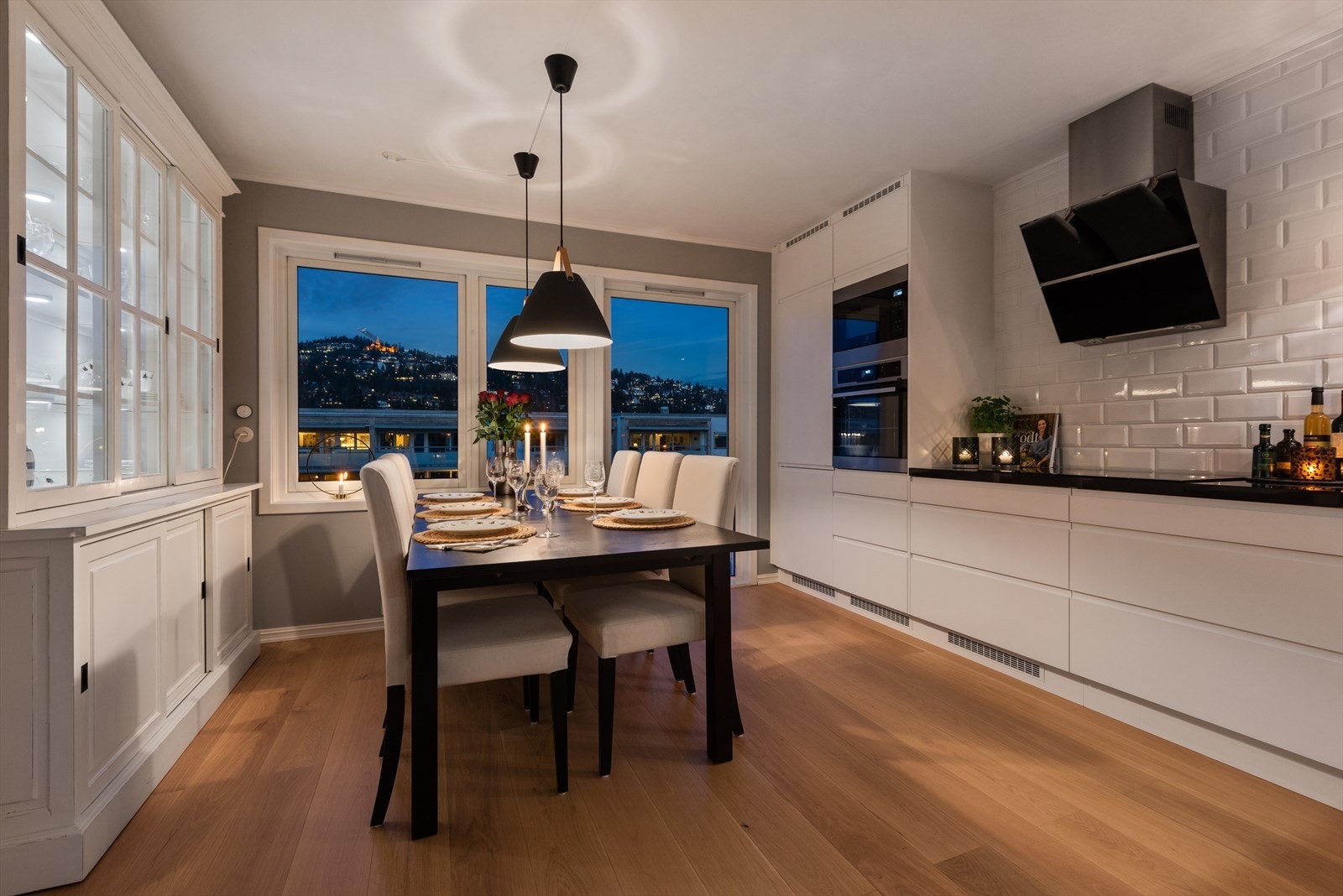 Kveldsstemning på kjøkkenet. Et særdeles godt rom å oppholde seg i og med flott utsikt mot Holmenkollåsen! Galleribilde