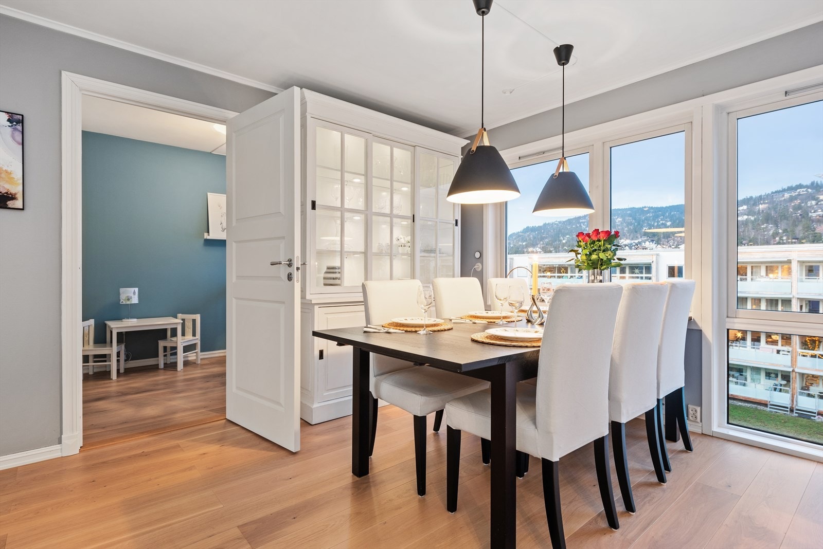 Kjøkkenet er romslig med god plass til stort spisebord. Galleribilde